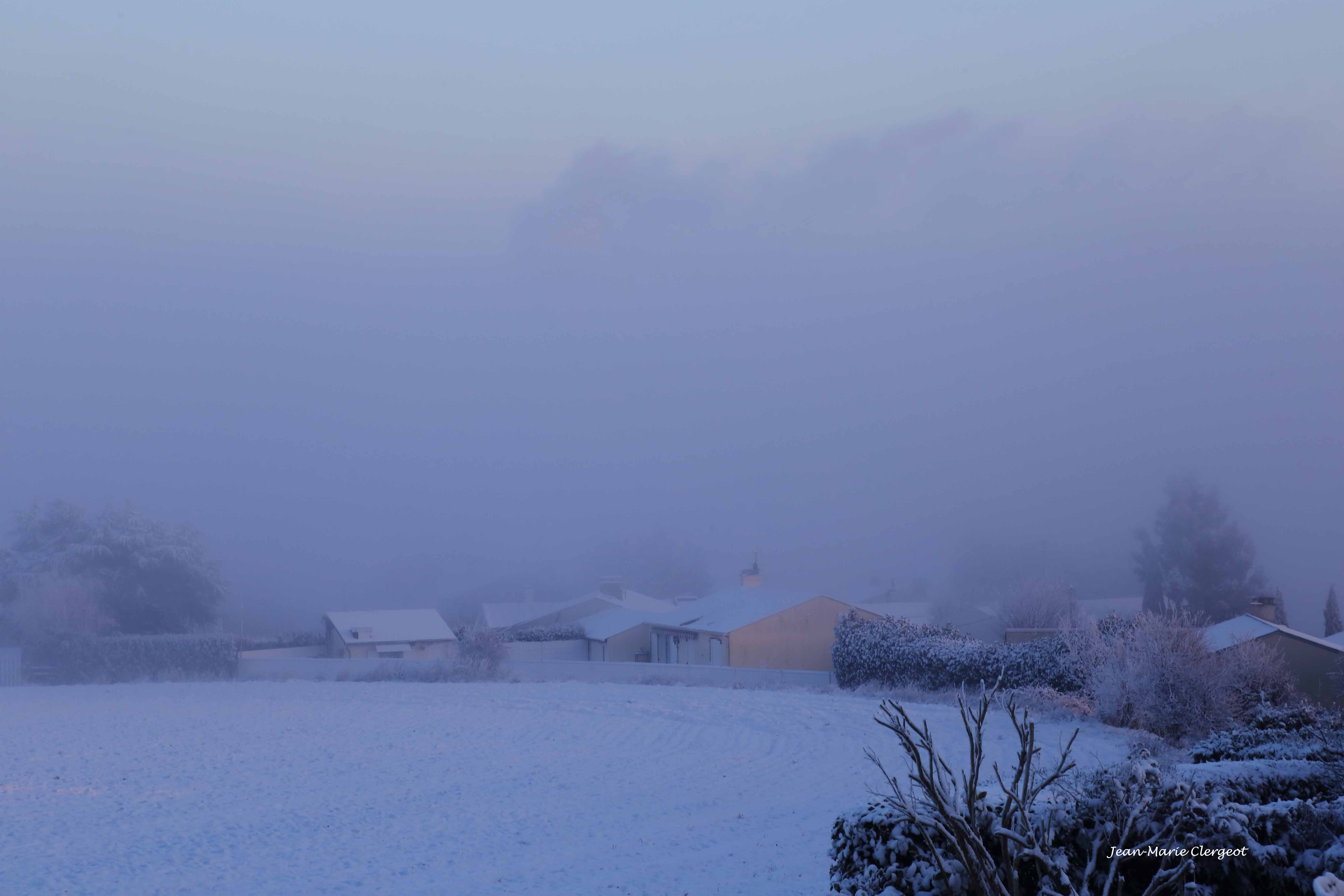 2026 0006 - (Mantes-la-Ville) Le jour se lève sur le quartier enneigé