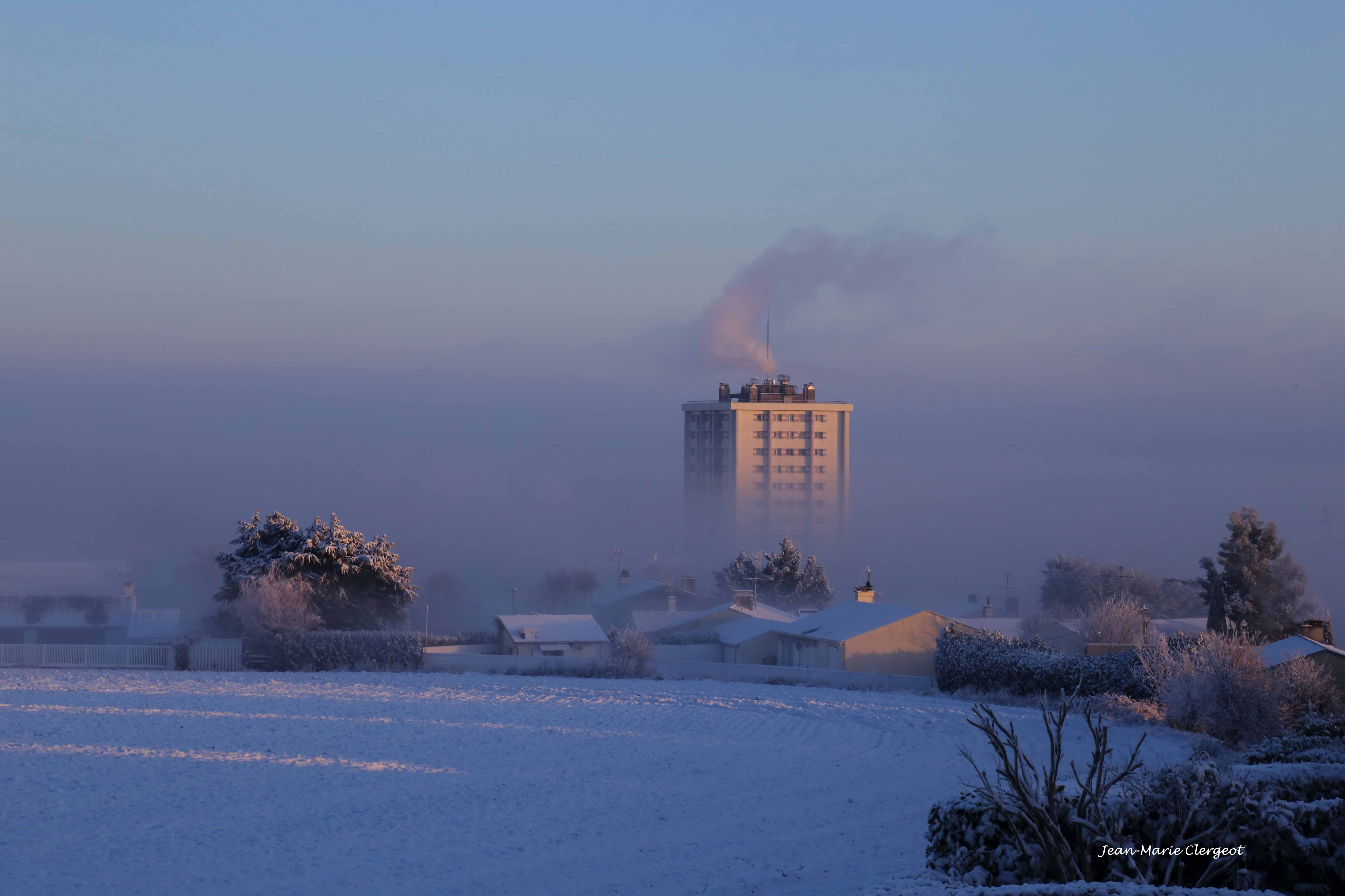 2026 0011 - (Mantes-la-Ville) La tour se dégage sous le soleil