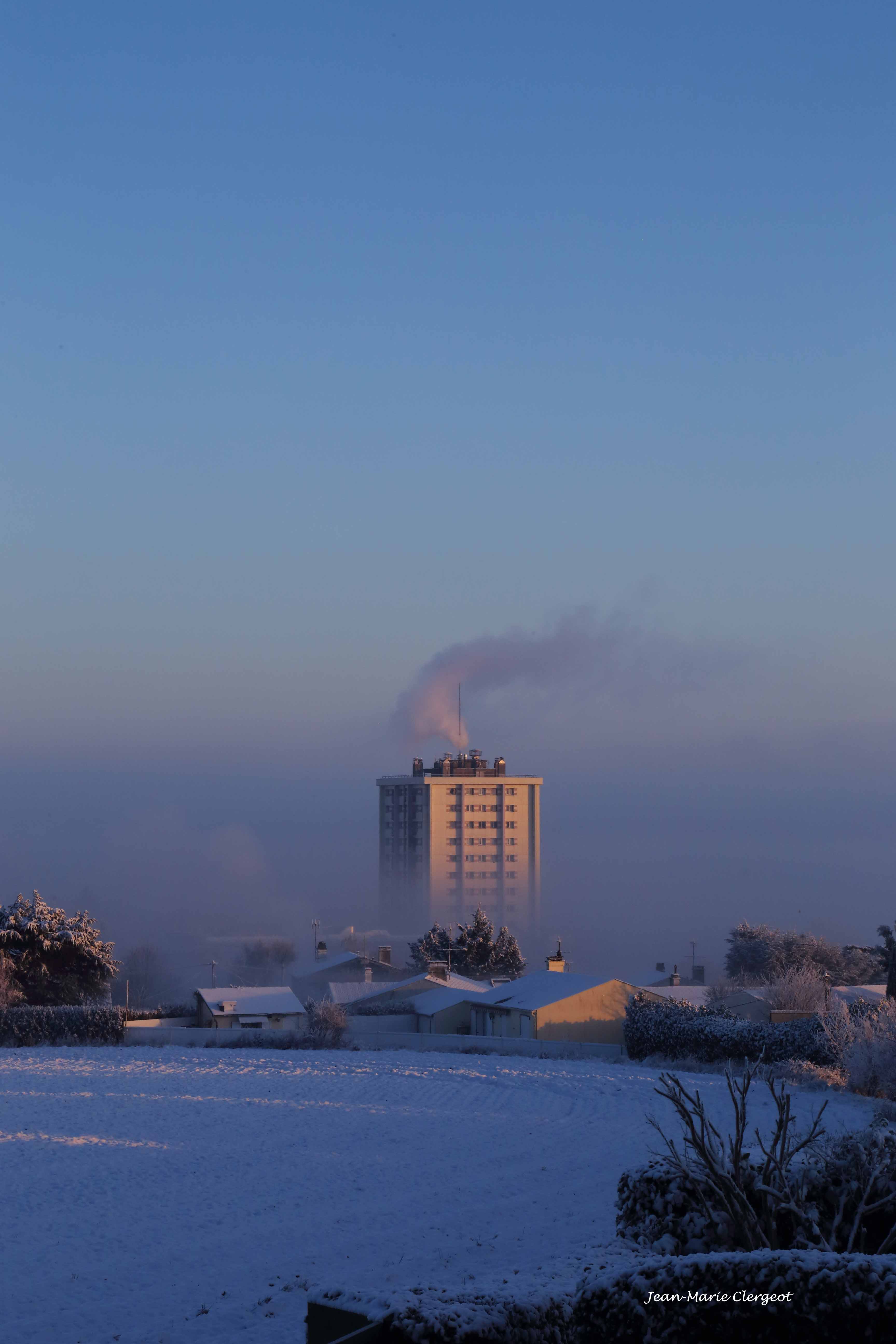 2026 0012 - (Mantes-la-Ville) La tour se dégage sous le soleil