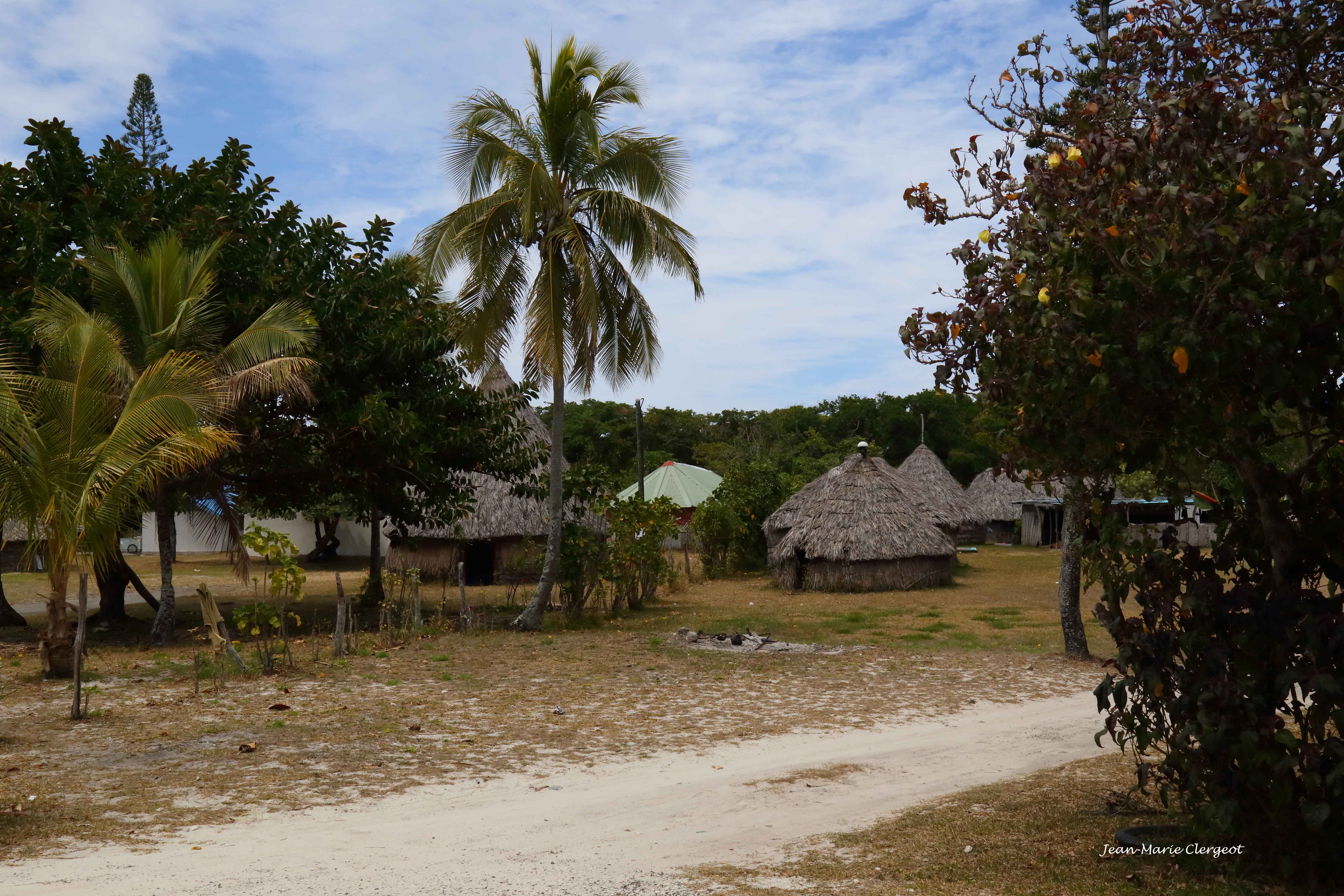 2019 1306 - (Ouvéa) Mouli - Ensemble de cases traditionnelles