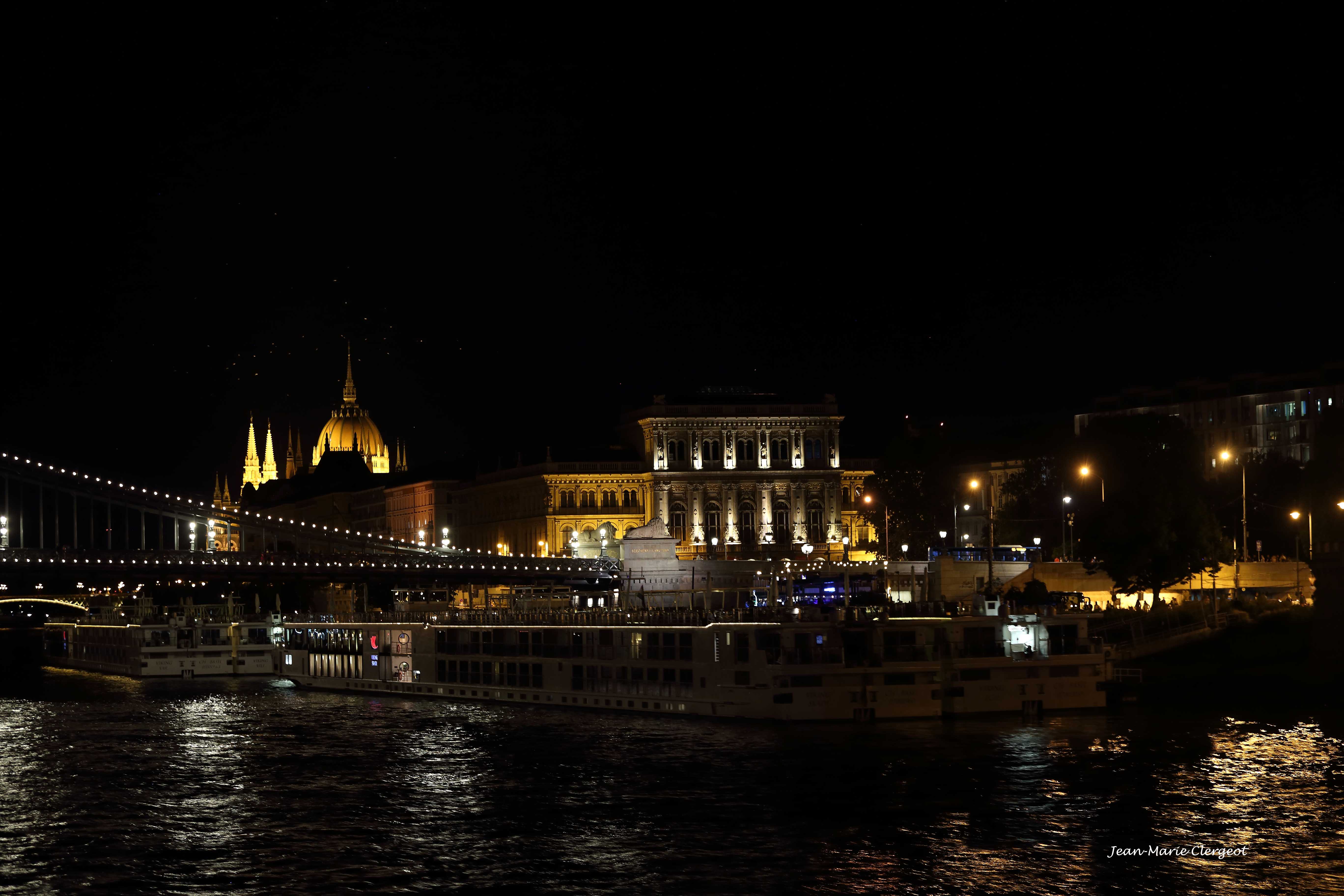 2025 0888 - (Budapest, Hongrie) Le Pont des Chaînes, l'Académie des sciences et le Parlement