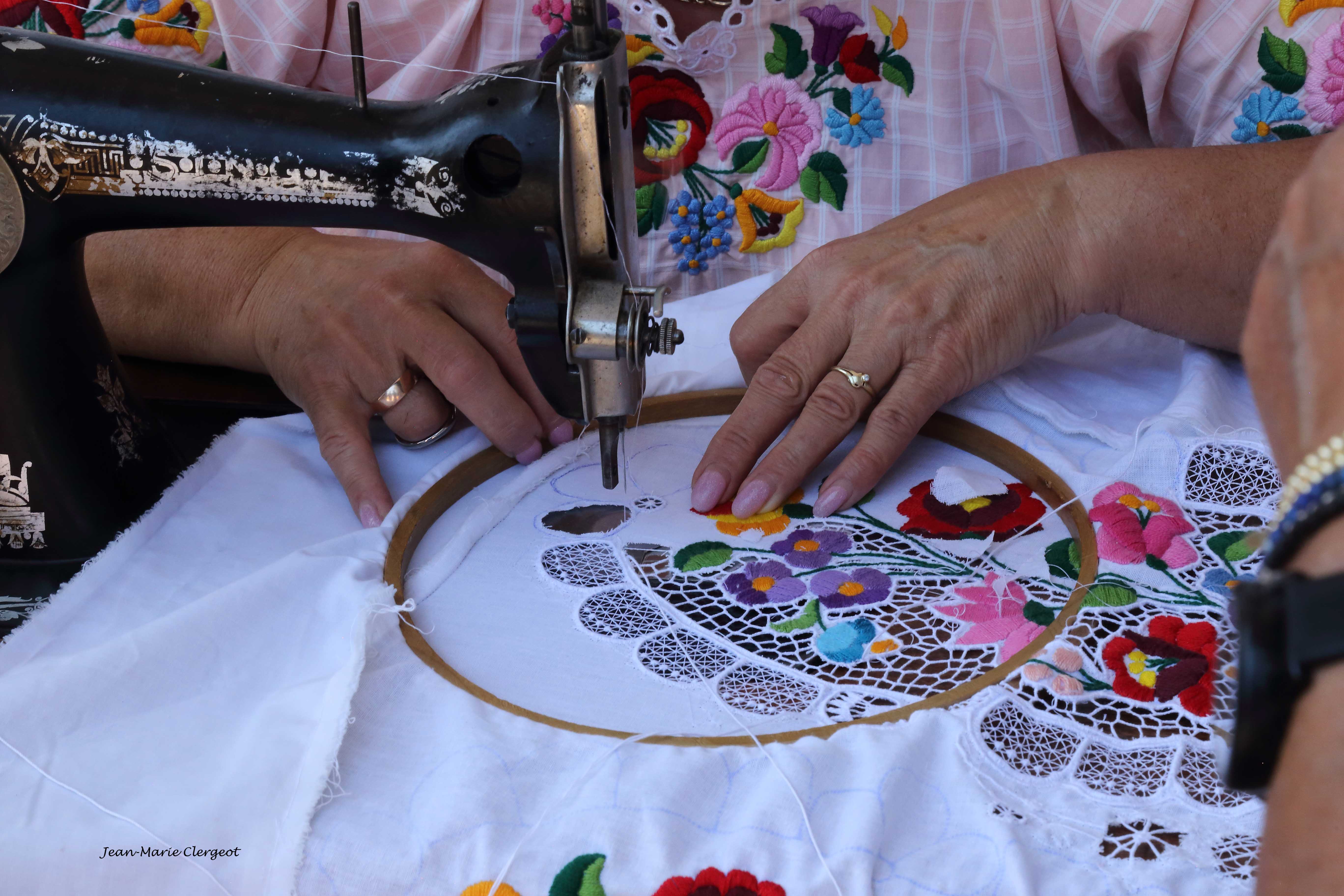 2025 0973 - (Novi Sad, Serbie) L'art de la broderie