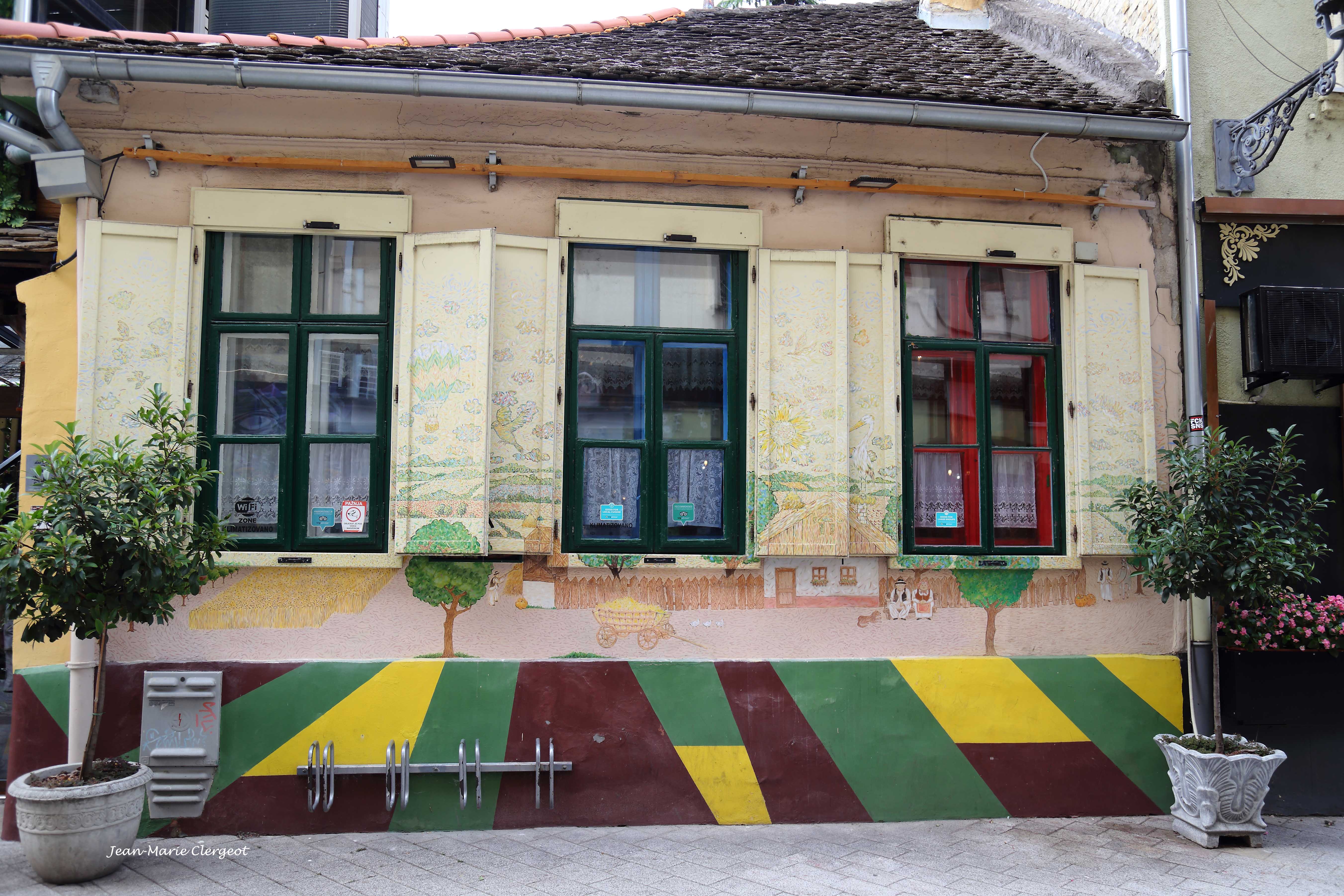 2025 1036 - (Novi Sad, Serbie) Et les volets fermés ça donne quoi...?