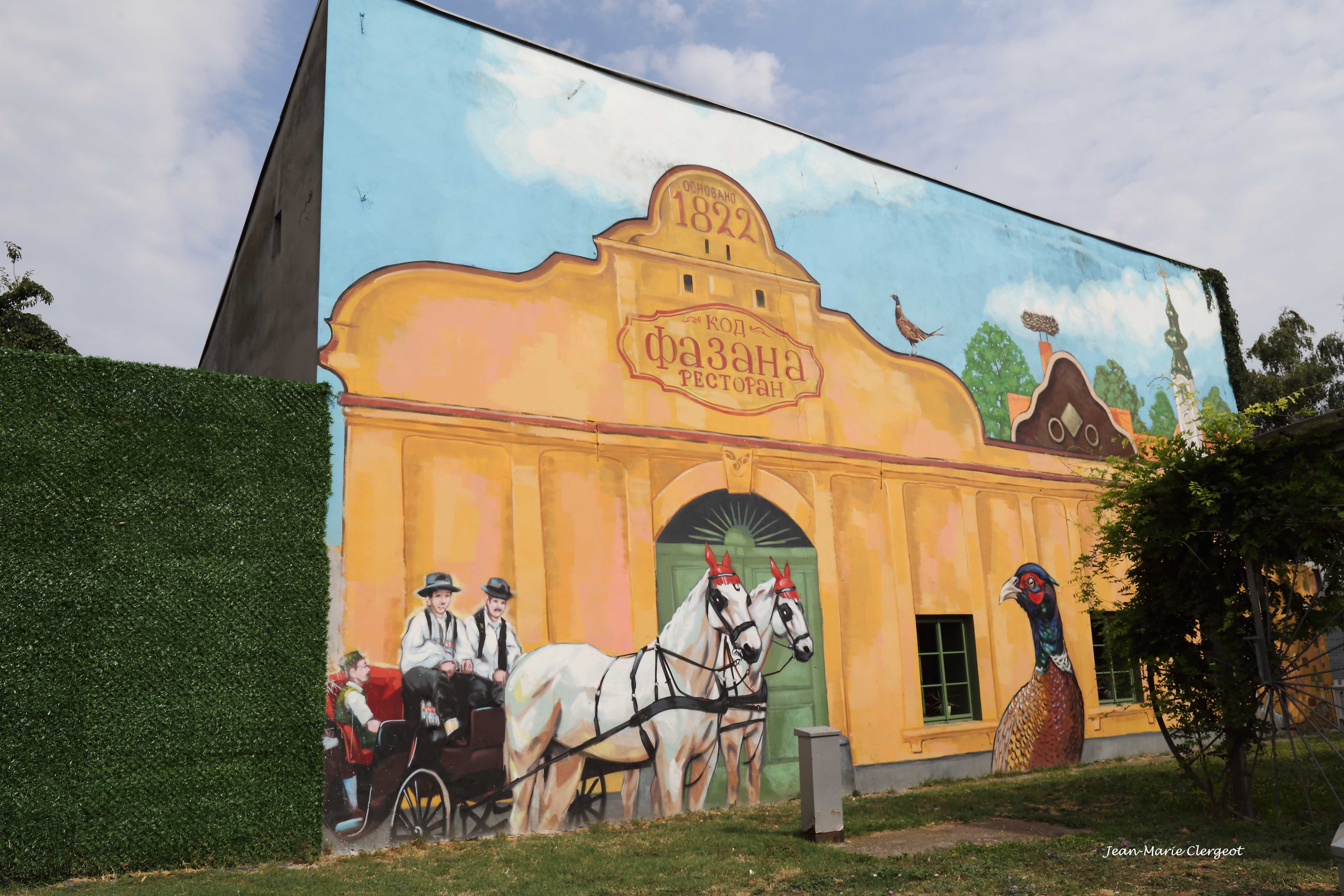 2025 1045 (Novi Sad, Serbie) Le restaurant "Kod fozana"... "Au Faisan" ! Et c'est qui le pigeon ?