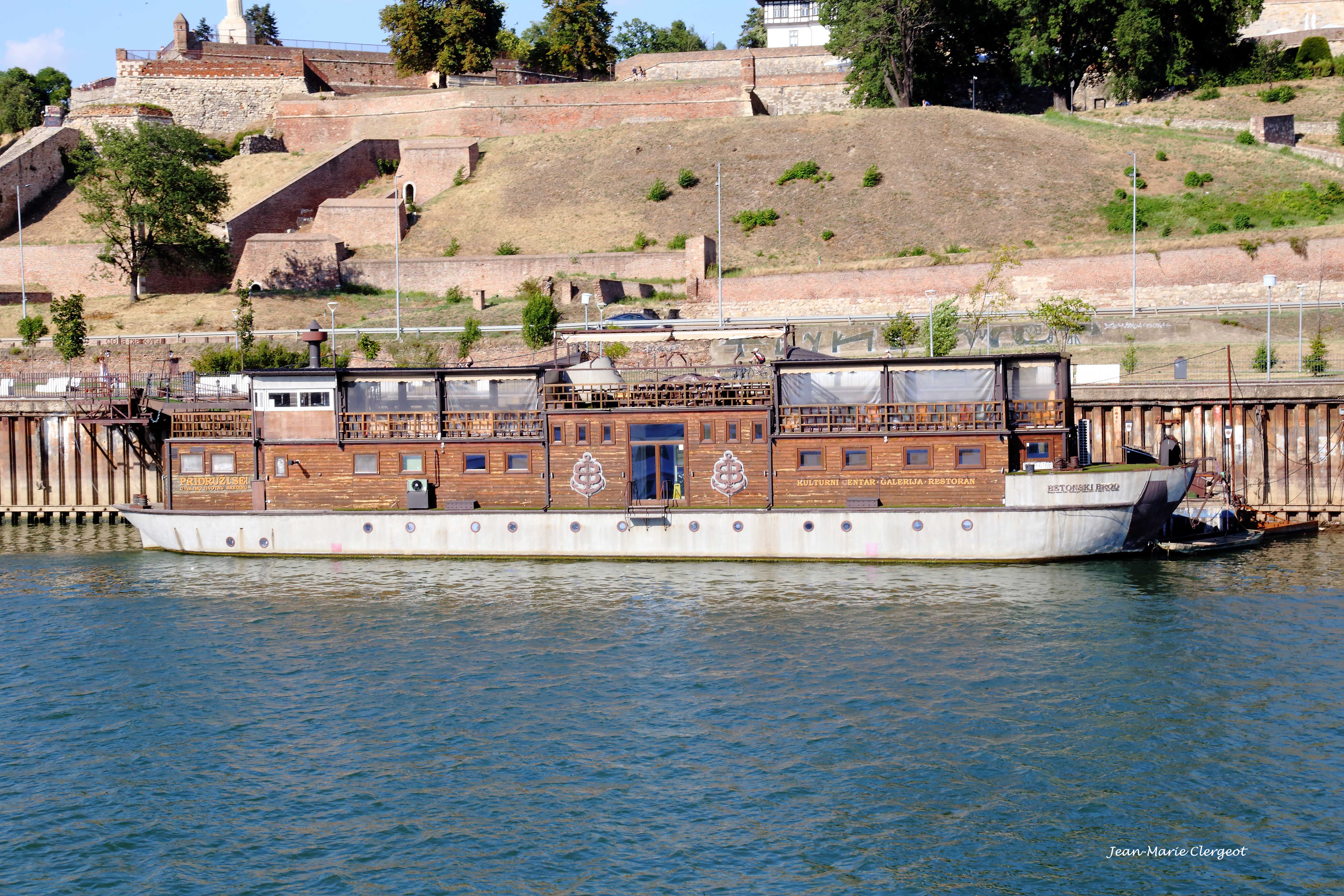 2025 1083 - (Belgrade, Serbie) Le restaurant Betonski devant la Forteresse
