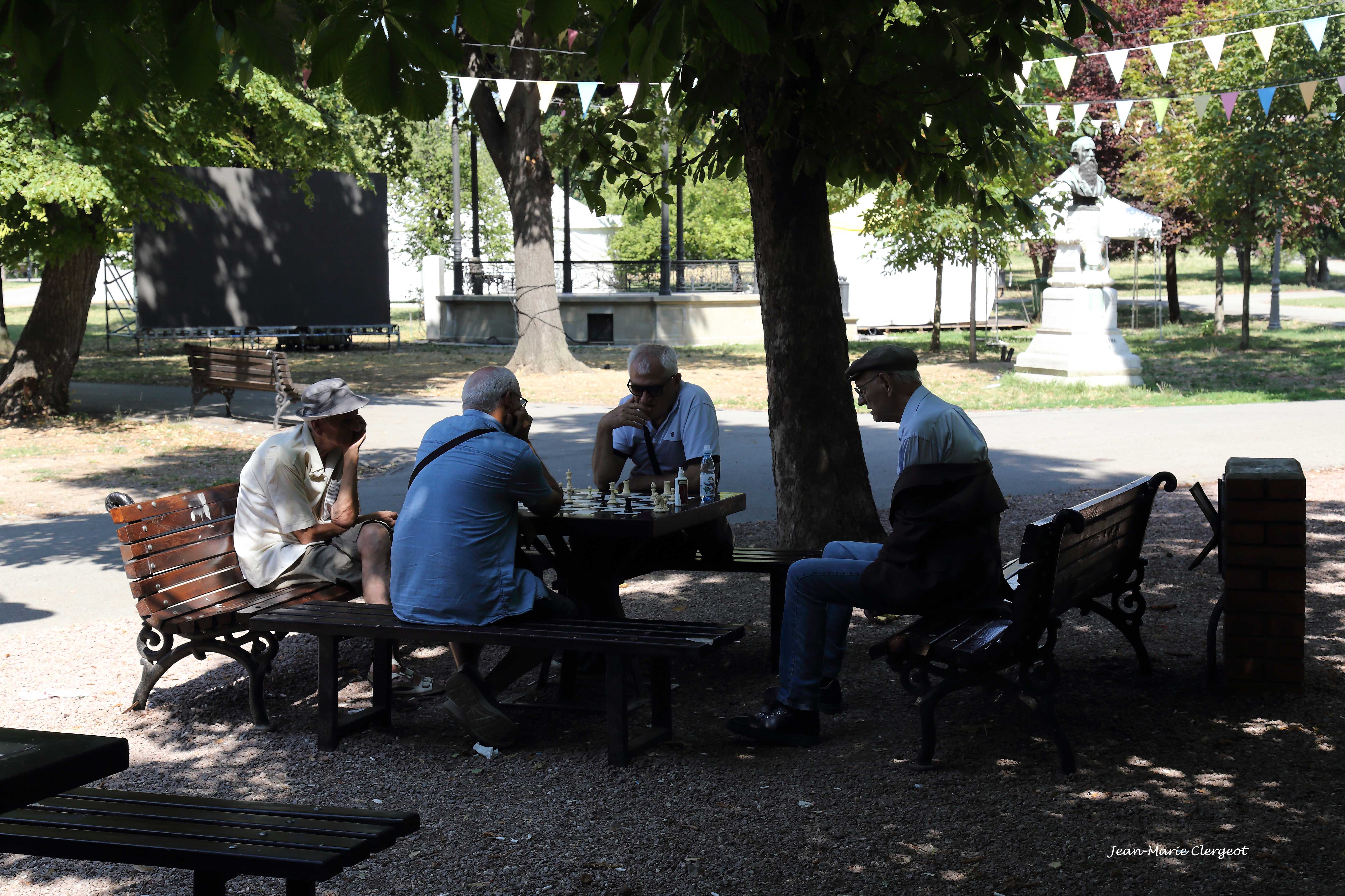 2025 1189 - (Belgrade, Serbie) Joueurs d'échecs dans le Parc Kalemegdan