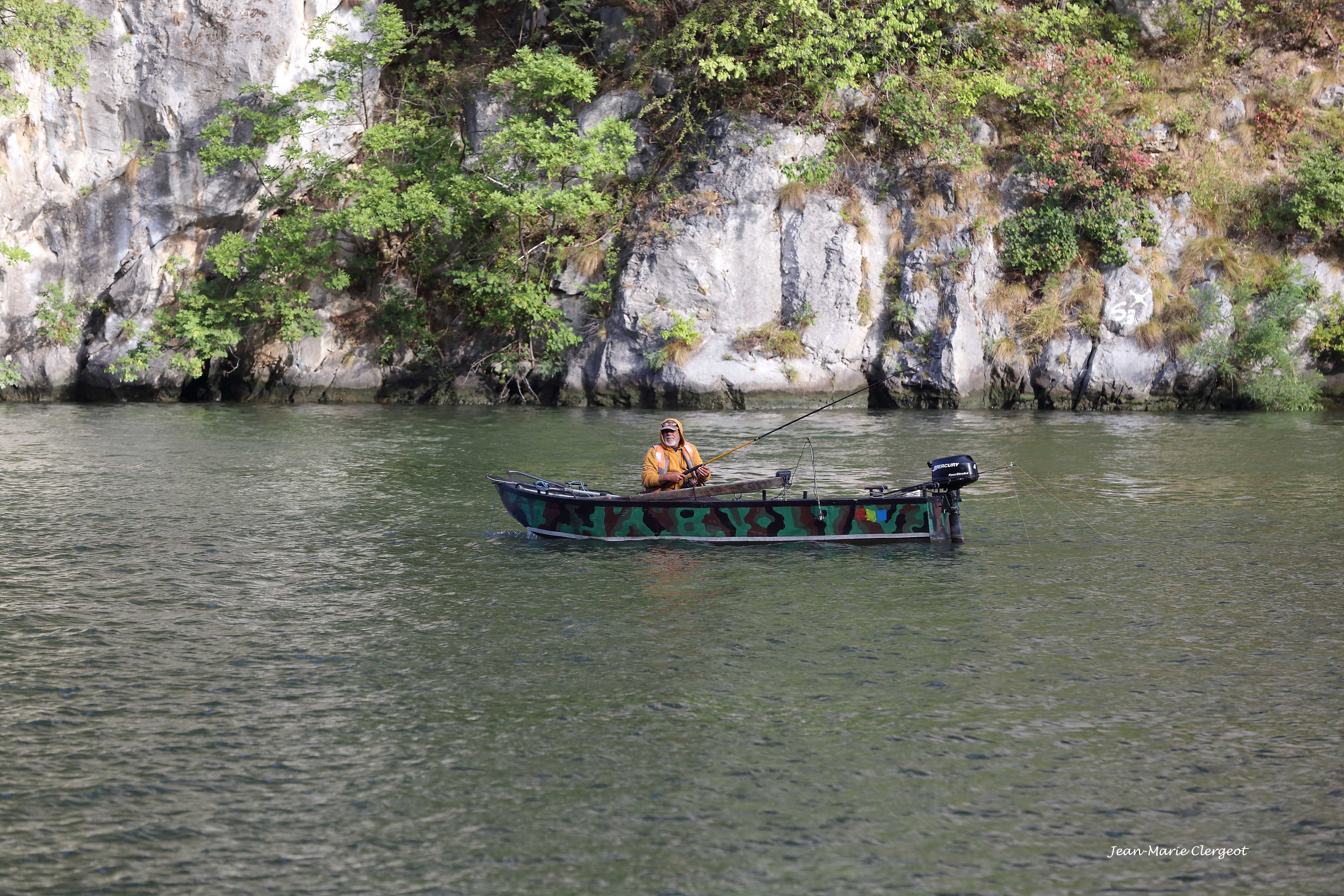 2025 1261 - (Les Portes de Fer) Mauvais camouflage... on voit le pêcheur !