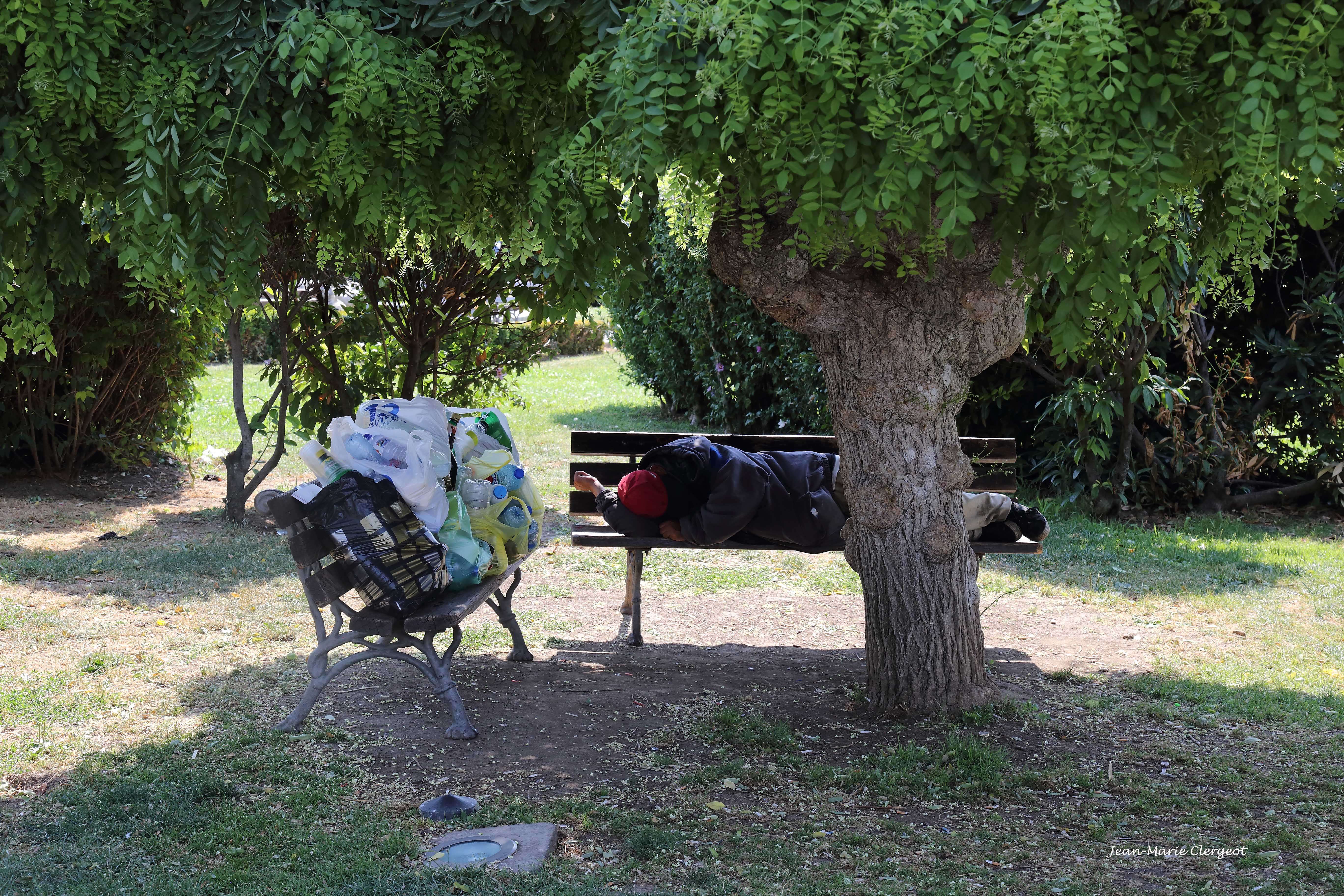2025 1375 - (Roussé, Bulgarie) Un sans abri... Place de la Liberté !