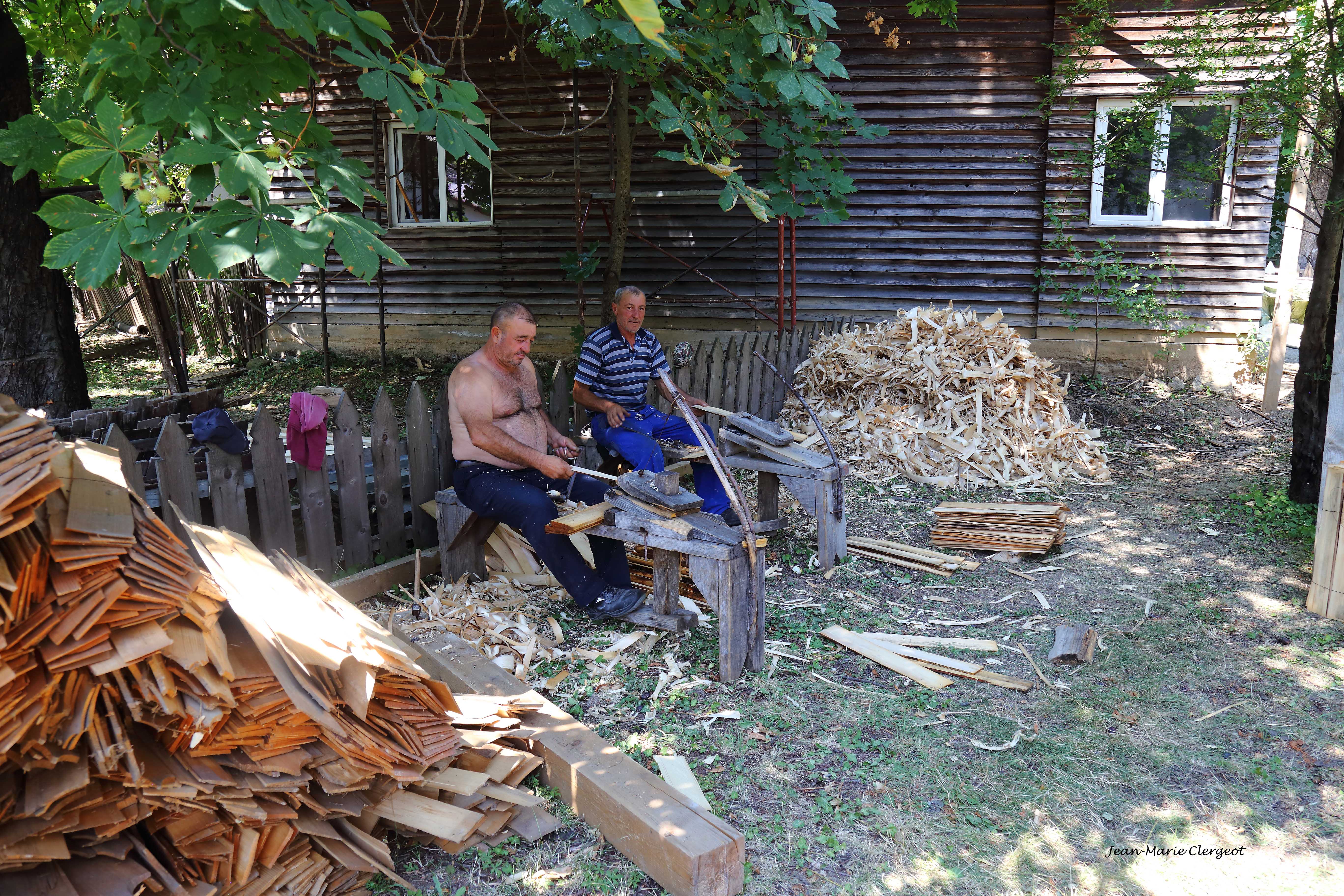2025 1443 - (Bucarest, Roumanie) Tailleurs de tavaillons au Musée du village roumain