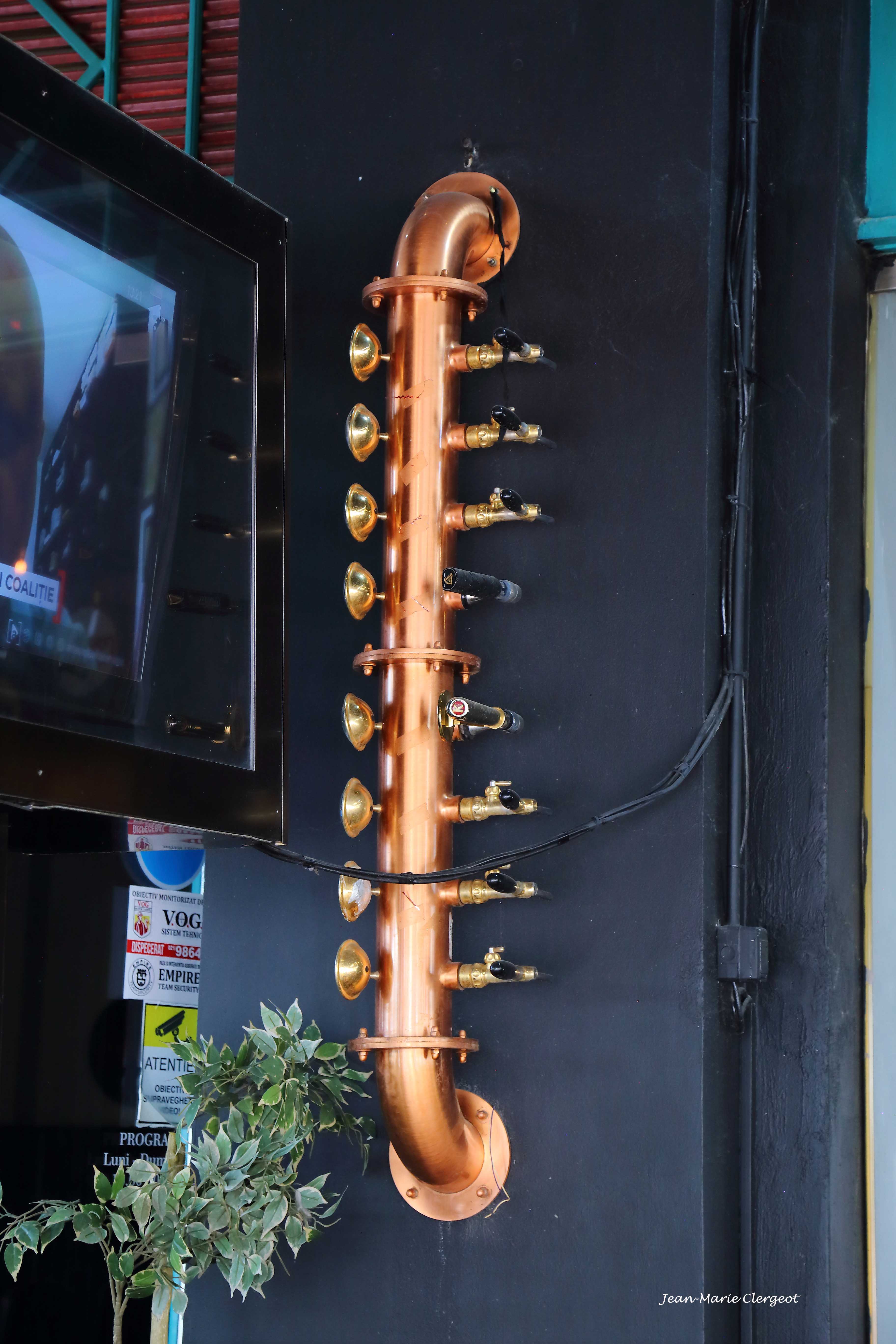 2025 1464 - (Bucarest, Roumanie) Ca sert à quoi ?