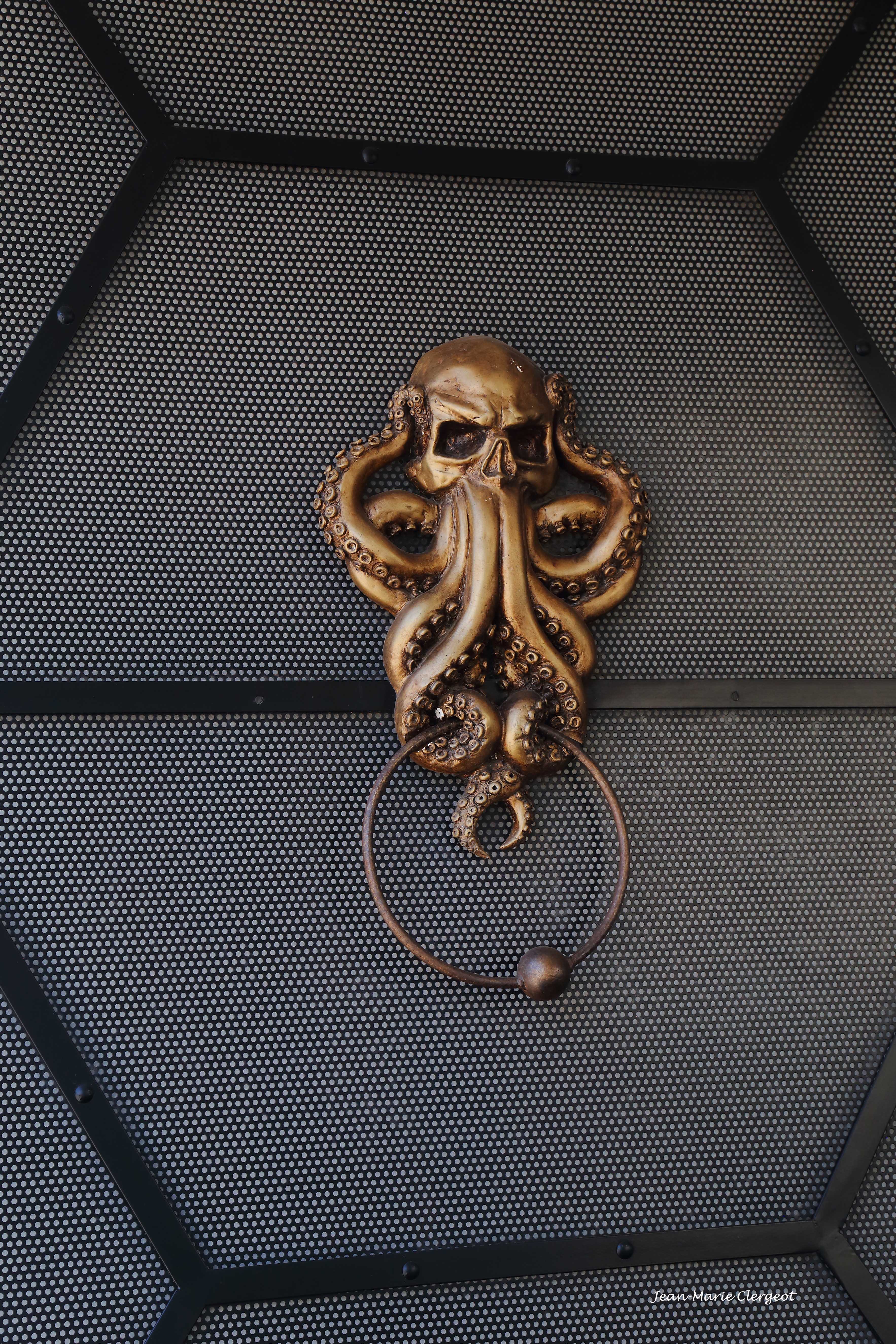 2025 1510 - (Constanta, Roumanie) Drôle de décoration pour un resto...