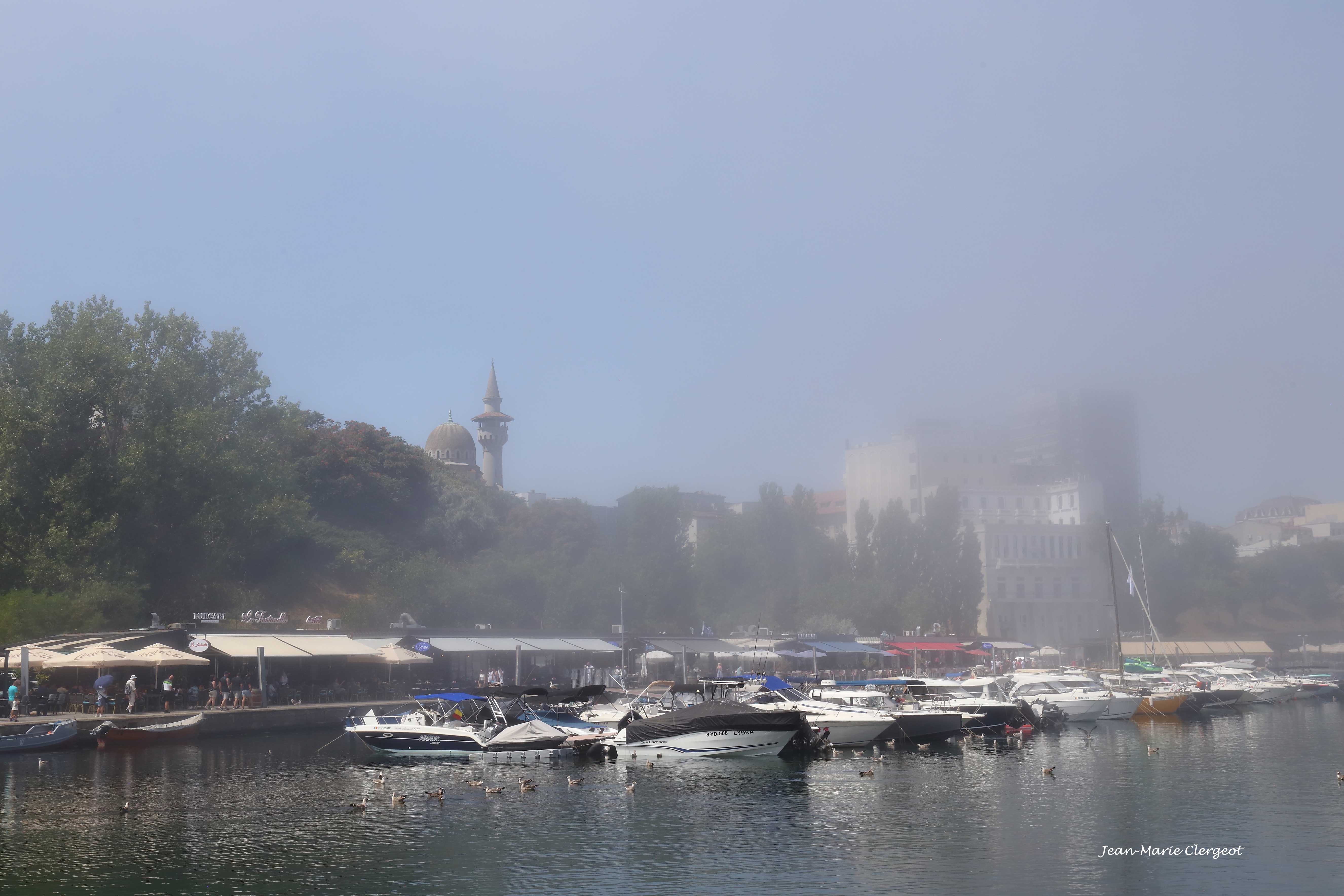 2025 1534 - (Constanta, Roumanie) La brume de mer à gagné la côte