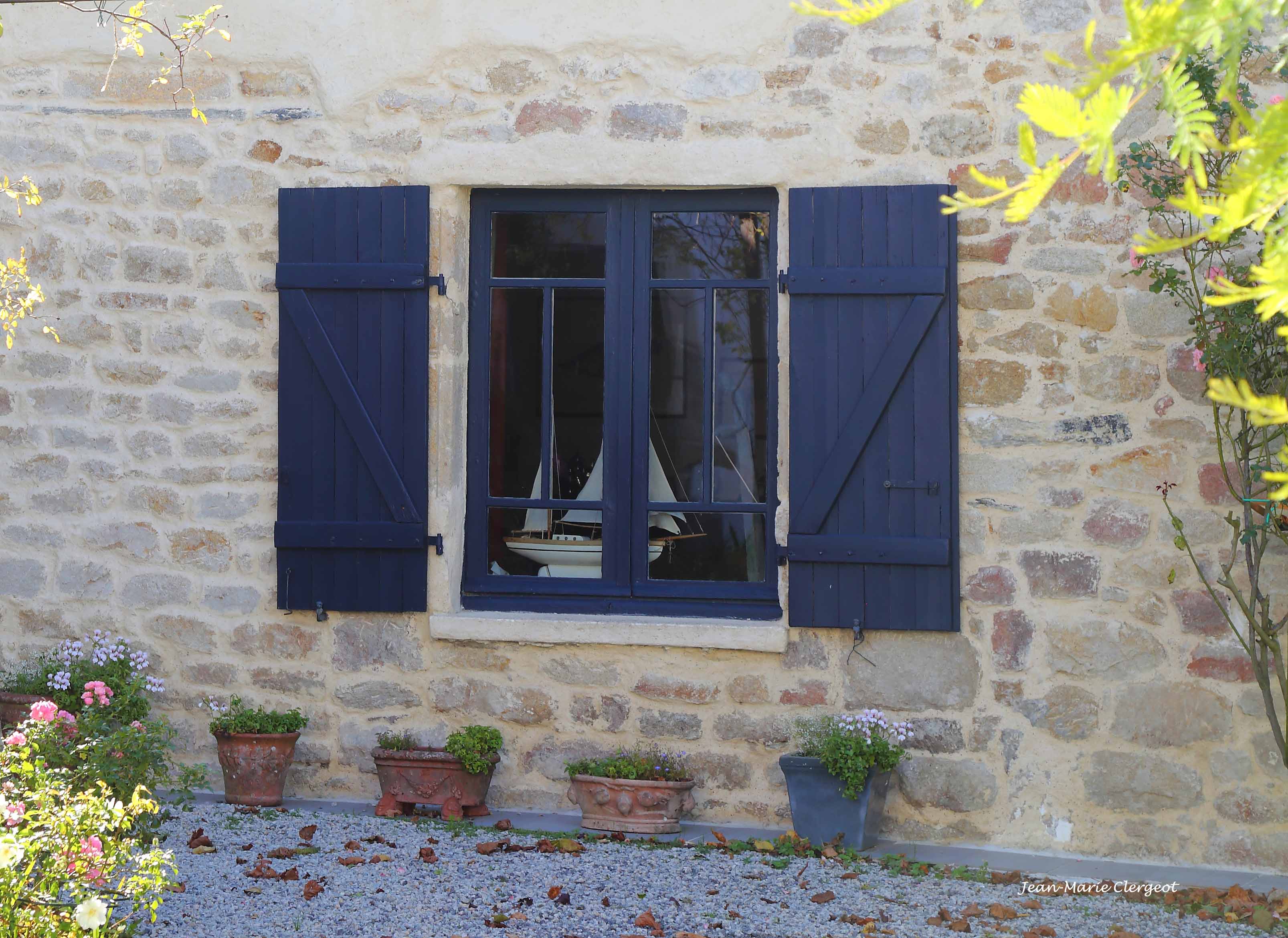 2025 1700 - (Le Logeo) Un bateau à la fenêtre